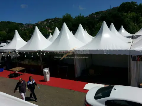 Kırmızı halı serili fuar alanında kubbeli çadırlar