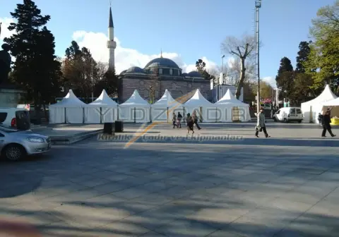 Cami meydanında sıra sıra kubbeli çadırlar
