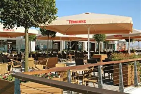 Kafe terasında büyük bahçe şemsiyeleri