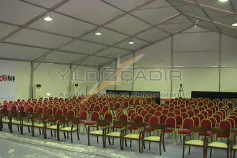Çadır içinde sıralı konferans sandalyeleri