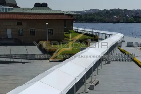 Sahilde yürüyüş yolu çadırı, üstten görünüm